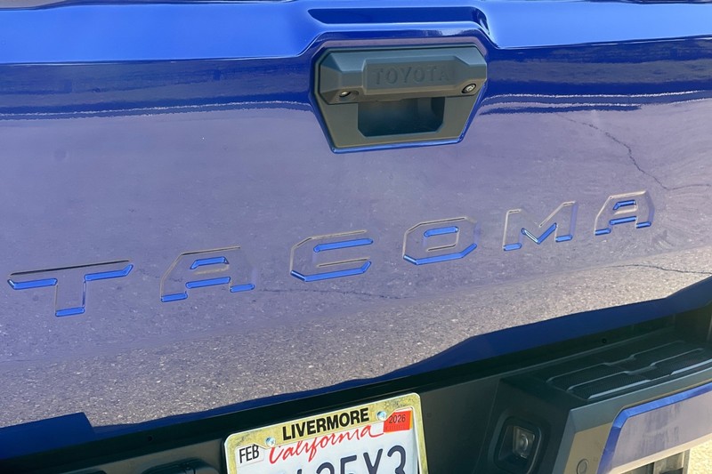 Toyota Tacoma 4WD Vehicle Full-screen Gallery Image 49