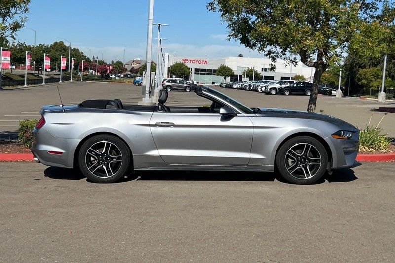 Ford Mustang Vehicle Full-screen Gallery Image 03