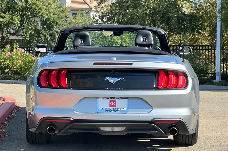 Ford Mustang Vehicle Full-screen Gallery Image 05