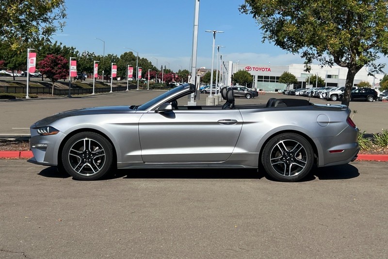 Ford Mustang Vehicle Full-screen Gallery Image 07