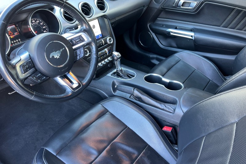 Ford Mustang Vehicle Full-screen Gallery Image 11