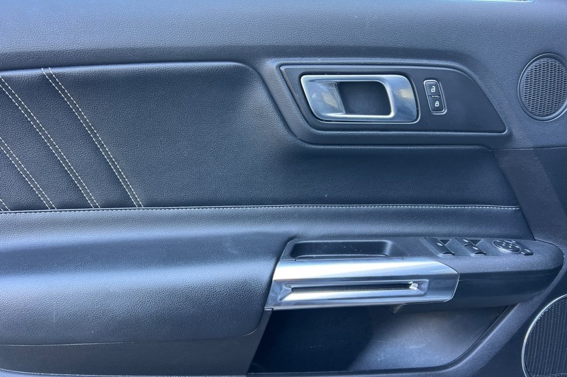 Ford Mustang Vehicle Full-screen Gallery Image 12