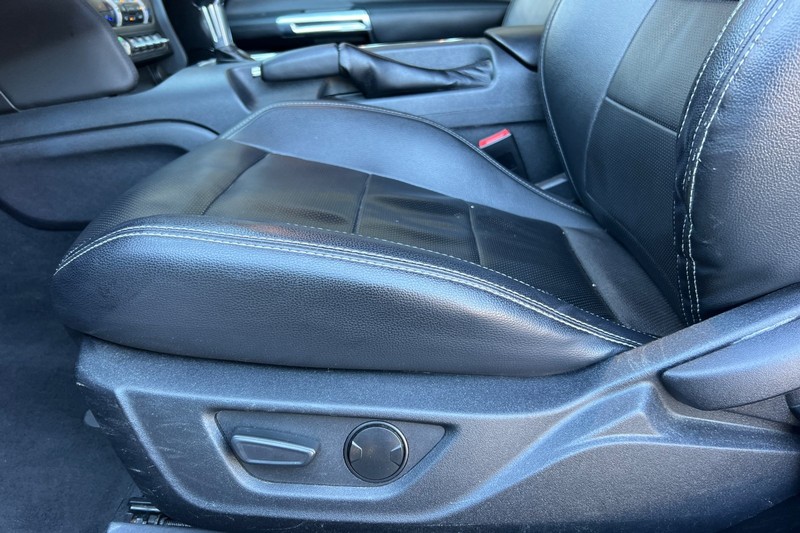 Ford Mustang Vehicle Full-screen Gallery Image 14