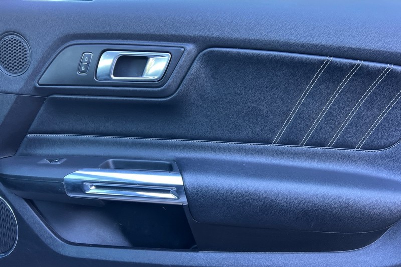 Ford Mustang Vehicle Full-screen Gallery Image 21