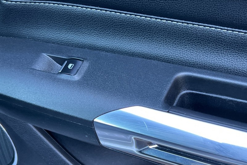 Ford Mustang Vehicle Full-screen Gallery Image 22