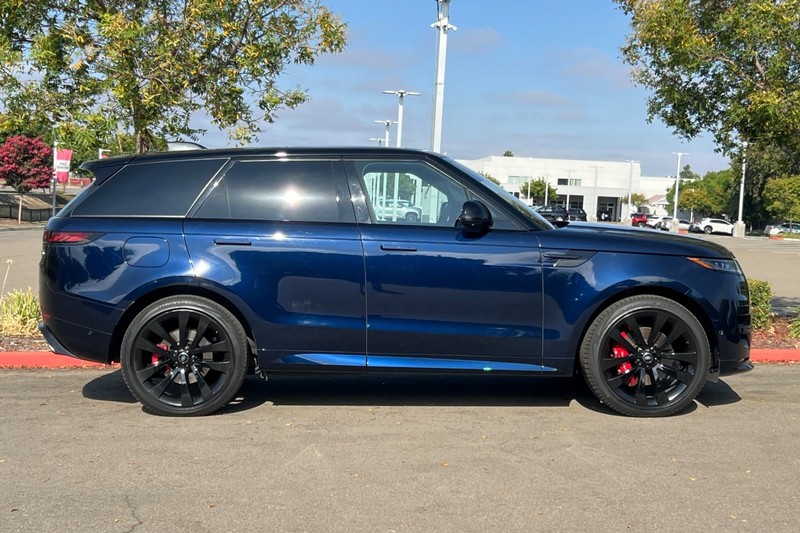 Land Rover Range Rover Sport Vehicle Full-screen Gallery Image 03
