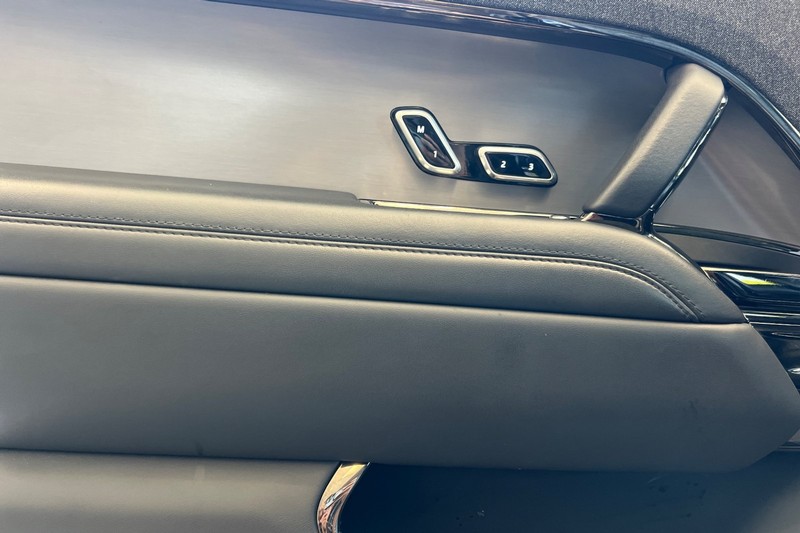 Land Rover Range Rover Sport Vehicle Full-screen Gallery Image 11
