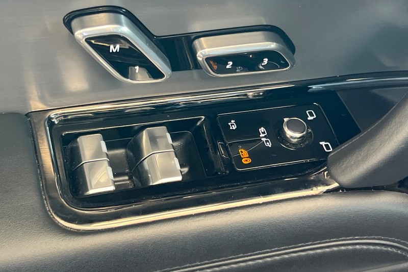 Land Rover Range Rover Sport Vehicle Full-screen Gallery Image 12