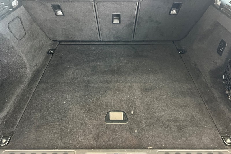 Land Rover Range Rover Sport Vehicle Full-screen Gallery Image 17