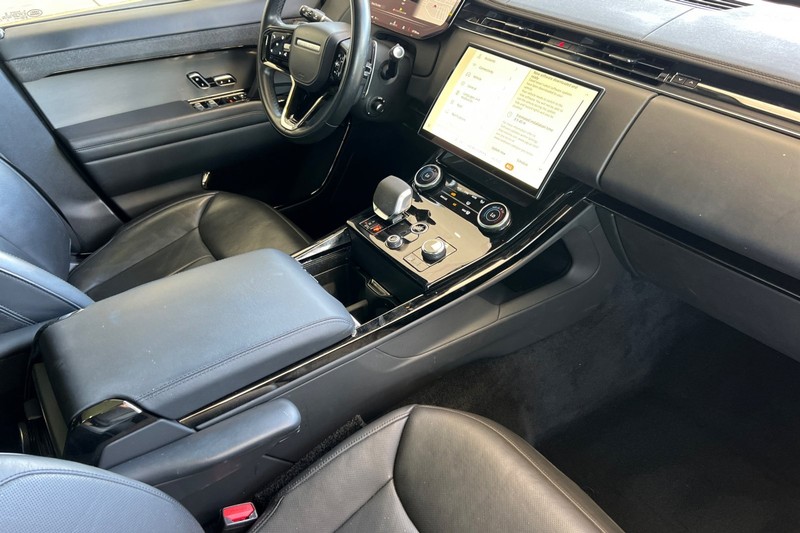 Land Rover Range Rover Sport Vehicle Full-screen Gallery Image 19
