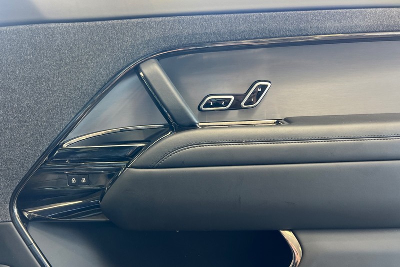 Land Rover Range Rover Sport Vehicle Full-screen Gallery Image 21