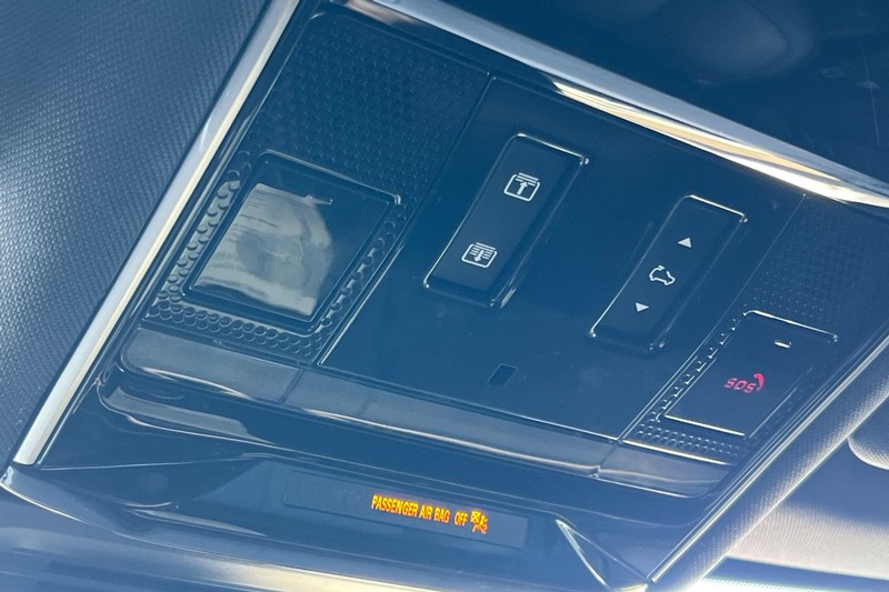 Land Rover Range Rover Sport Vehicle Full-screen Gallery Image 24