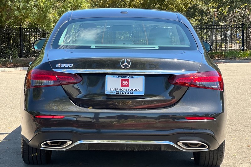Mercedes-Benz E-Class Vehicle Full-screen Gallery Image 05