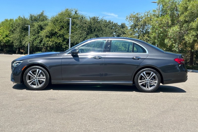 Mercedes-Benz E-Class Vehicle Full-screen Gallery Image 07