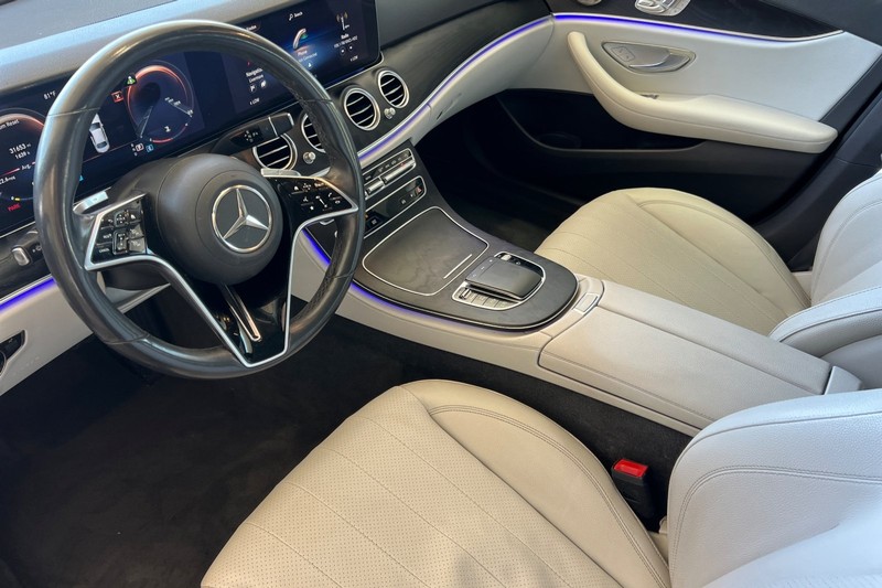 Mercedes-Benz E-Class Vehicle Full-screen Gallery Image 10