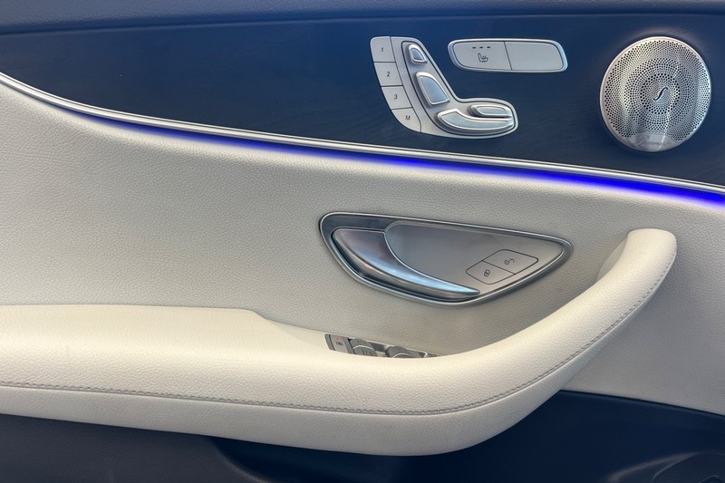 Mercedes-Benz E-Class Vehicle Full-screen Gallery Image 11