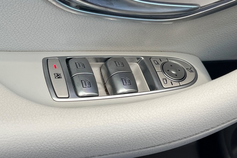 Mercedes-Benz E-Class Vehicle Full-screen Gallery Image 12