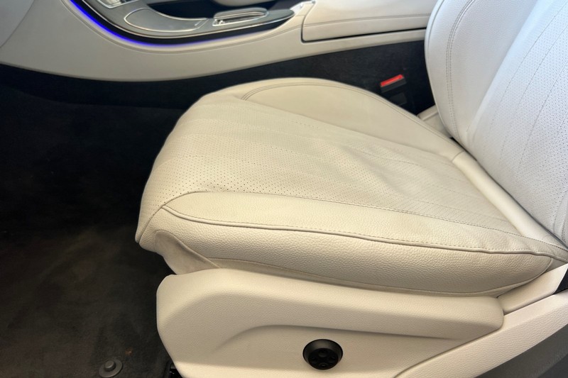 Mercedes-Benz E-Class Vehicle Full-screen Gallery Image 13