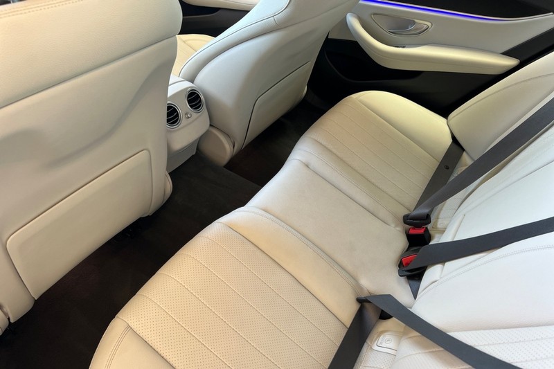 Mercedes-Benz E-Class Vehicle Full-screen Gallery Image 14