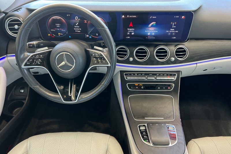 Mercedes-Benz E-Class Vehicle Full-screen Gallery Image 16