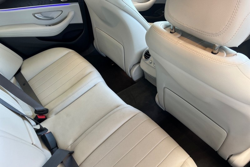 Mercedes-Benz E-Class Vehicle Full-screen Gallery Image 17