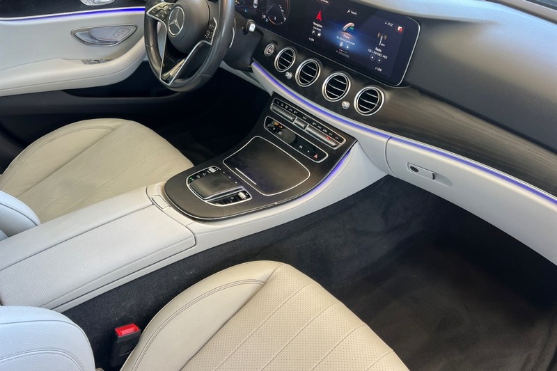 Mercedes-Benz E-Class Vehicle Full-screen Gallery Image 18