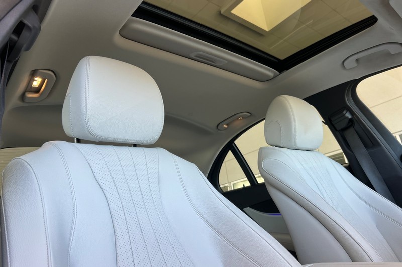 Mercedes-Benz E-Class Vehicle Full-screen Gallery Image 19