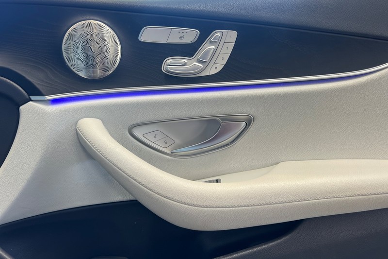 Mercedes-Benz E-Class Vehicle Full-screen Gallery Image 20