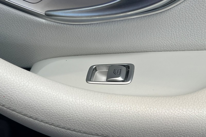 Mercedes-Benz E-Class Vehicle Full-screen Gallery Image 21
