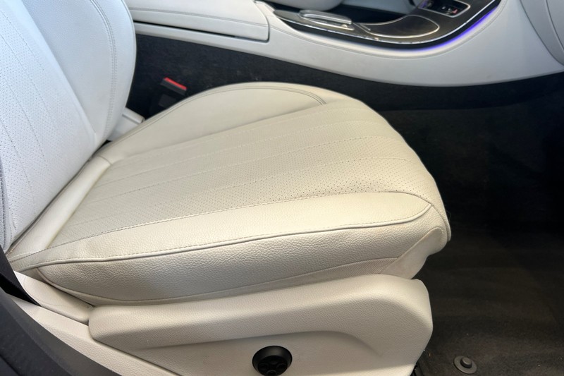 Mercedes-Benz E-Class Vehicle Full-screen Gallery Image 22