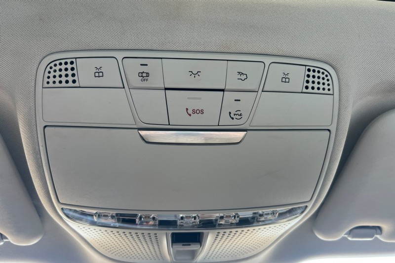 Mercedes-Benz E-Class Vehicle Full-screen Gallery Image 23