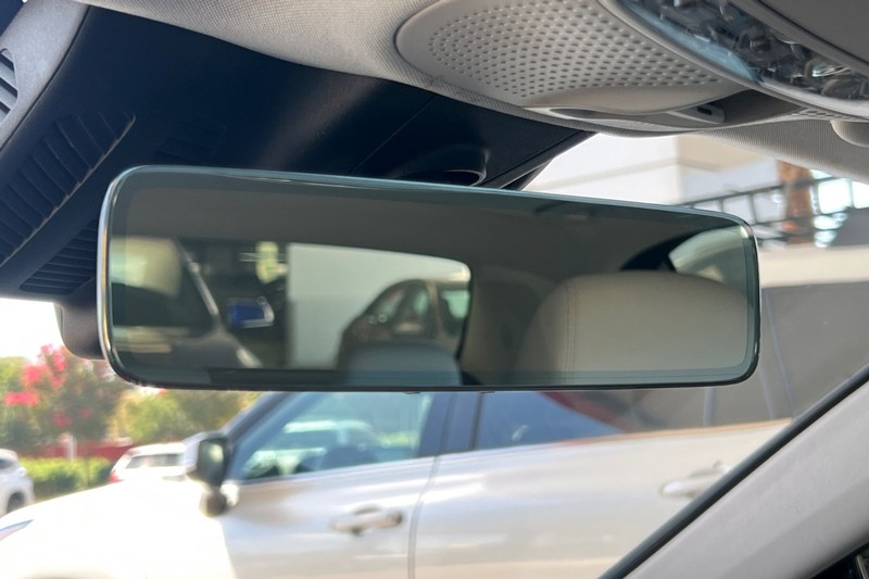 Mercedes-Benz E-Class Vehicle Full-screen Gallery Image 24