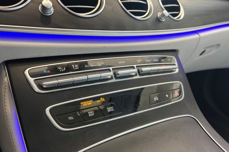 Mercedes-Benz E-Class Vehicle Full-screen Gallery Image 27