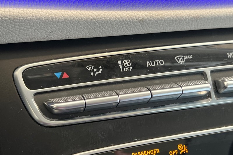 Mercedes-Benz E-Class Vehicle Full-screen Gallery Image 28