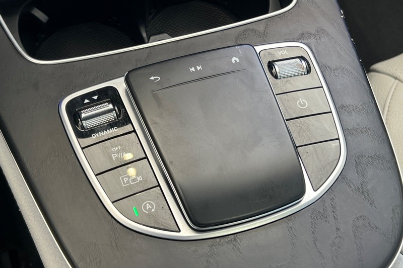 Mercedes-Benz E-Class Vehicle Full-screen Gallery Image 31