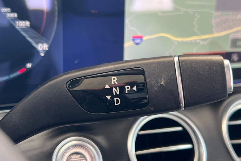 Mercedes-Benz E-Class Vehicle Full-screen Gallery Image 33
