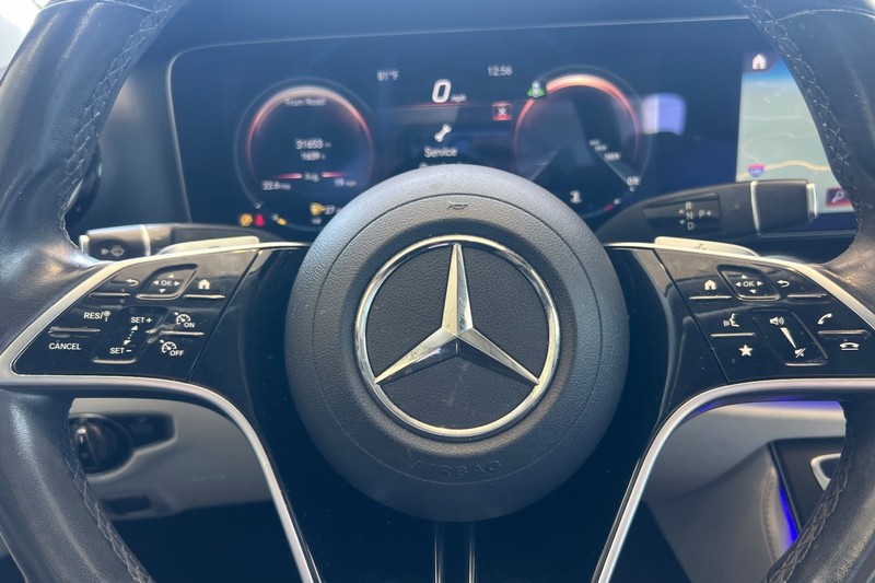 Mercedes-Benz E-Class Vehicle Full-screen Gallery Image 35