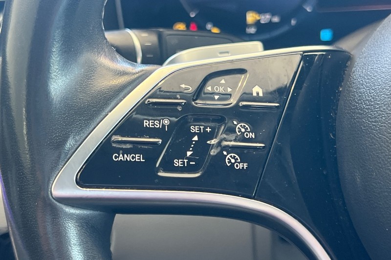 Mercedes-Benz E-Class Vehicle Full-screen Gallery Image 36