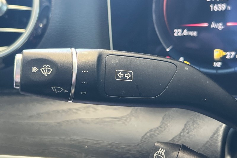 Mercedes-Benz E-Class Vehicle Full-screen Gallery Image 37