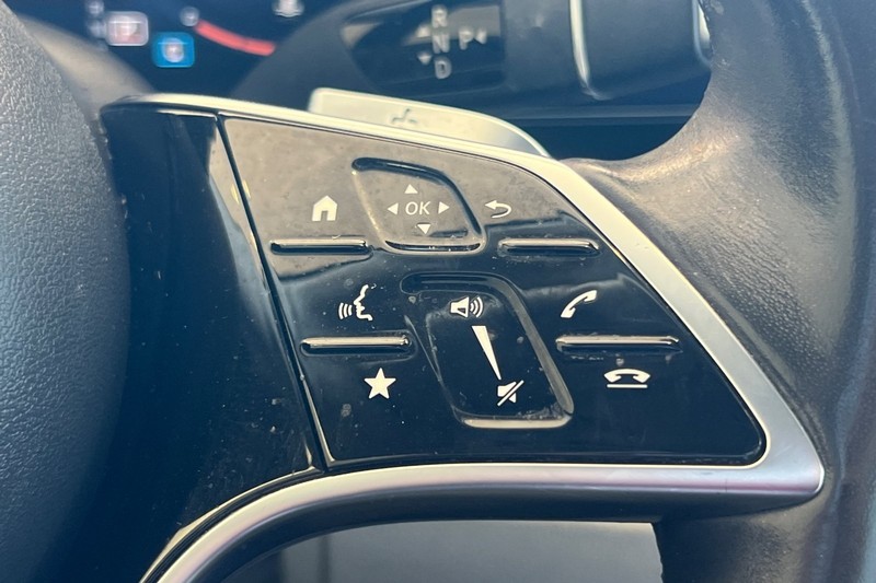 Mercedes-Benz E-Class Vehicle Full-screen Gallery Image 38