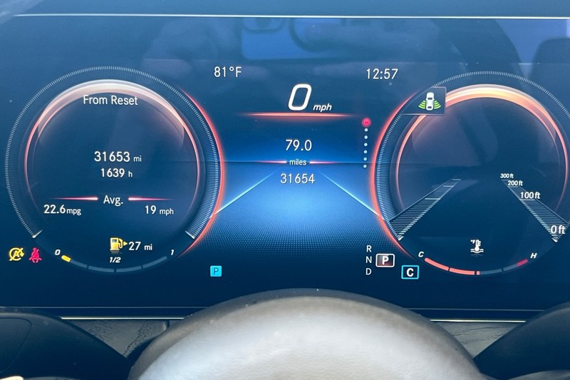 Mercedes-Benz E-Class Vehicle Full-screen Gallery Image 39