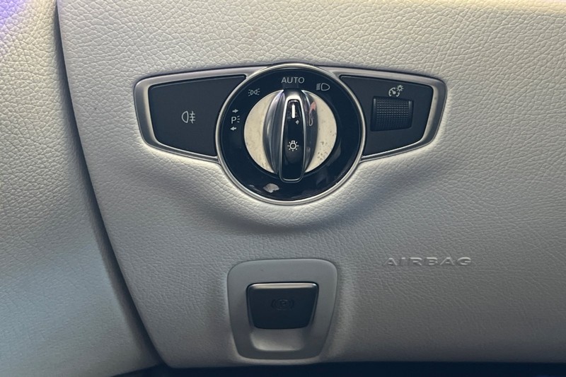 Mercedes-Benz E-Class Vehicle Full-screen Gallery Image 41