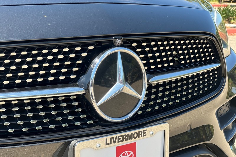Mercedes-Benz E-Class Vehicle Full-screen Gallery Image 48