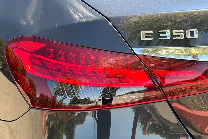 Mercedes-Benz E-Class Vehicle Full-screen Gallery Image 49