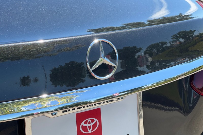 Mercedes-Benz E-Class Vehicle Full-screen Gallery Image 50