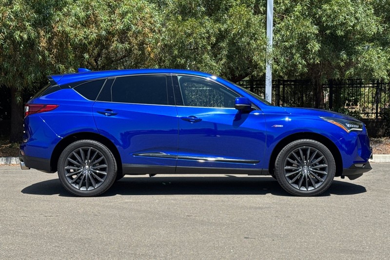 Acura RDX Vehicle Full-screen Gallery Image 03