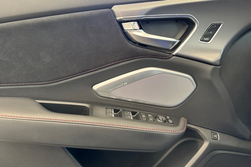 Acura RDX Vehicle Full-screen Gallery Image 11