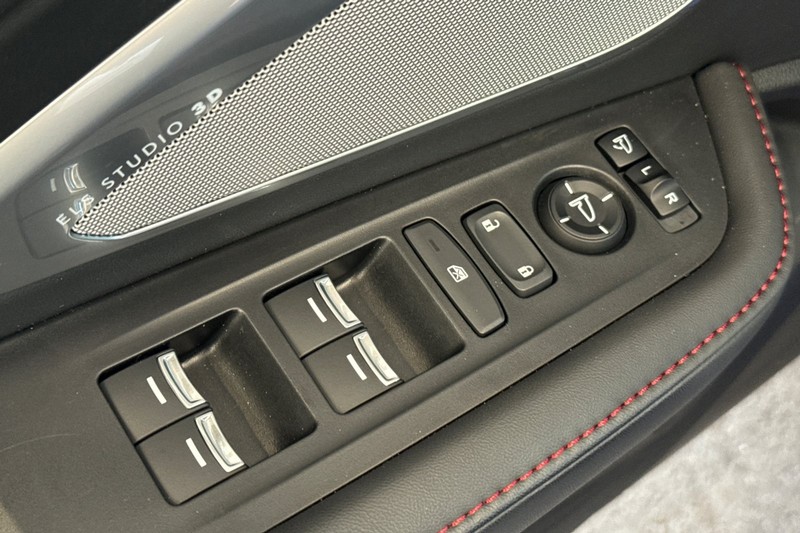 Acura RDX Vehicle Full-screen Gallery Image 12