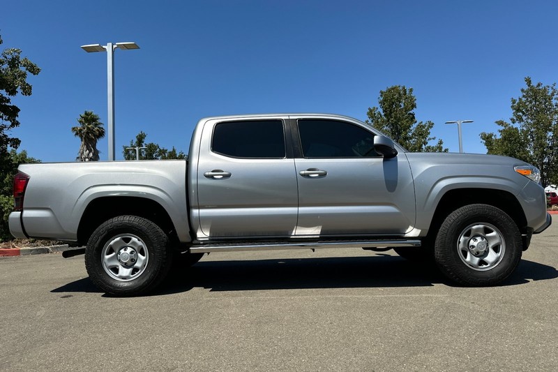 Toyota Tacoma 2WD Vehicle Full-screen Gallery Image 03