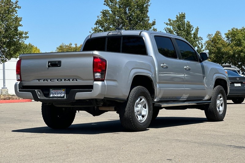 Toyota Tacoma 2WD Vehicle Full-screen Gallery Image 04